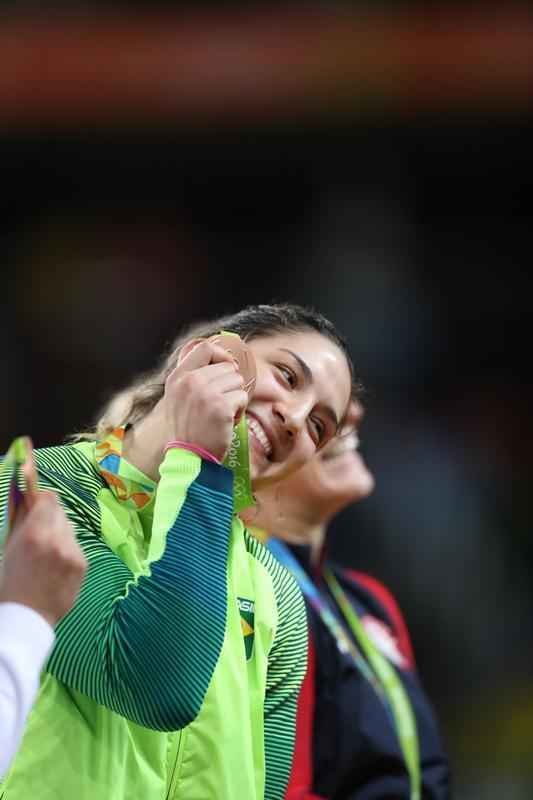 Judoca brasileira comemora no pdio armado na Arena Carioca 2