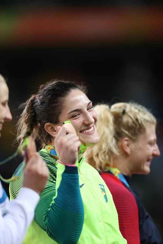 Judoca brasileira comemora no pdio armado na Arena Carioca 2