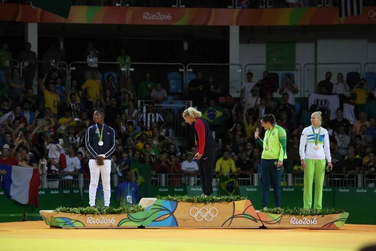 Judoca brasileira comemora no pdio armado na Arena Carioca 2