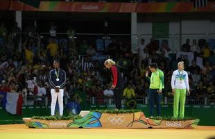 Judoca brasileira comemora no pdio armado na Arena Carioca 2