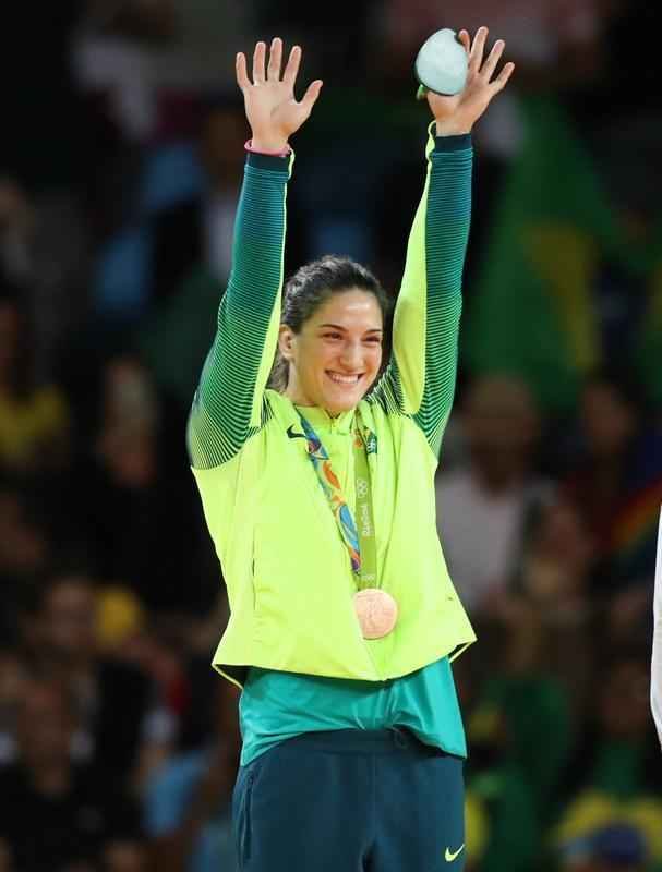 Judoca brasileira comemora no pdio armado na Arena Carioca 2