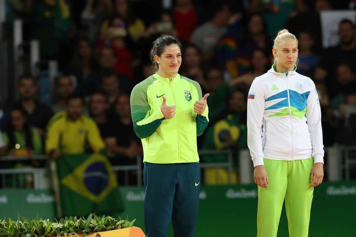 Judoca brasileira comemora no pdio armado na Arena Carioca 2