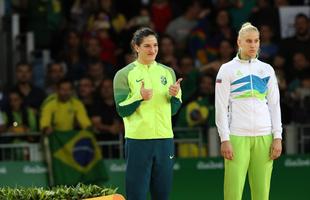 Judoca brasileira comemora no pdio armado na Arena Carioca 2