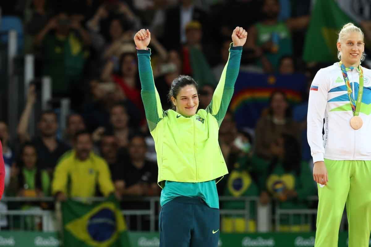 Judoca brasileira comemora no pdio armado na Arena Carioca 2