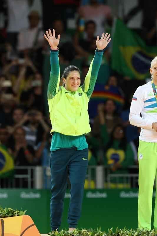 Judoca brasileira comemora no pdio armado na Arena Carioca 2