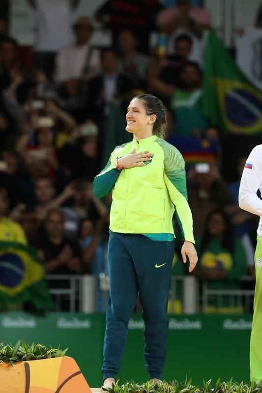 Judoca brasileira comemora no pdio armado na Arena Carioca 2