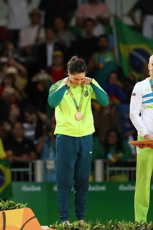 Judoca brasileira comemora no pdio armado na Arena Carioca 2