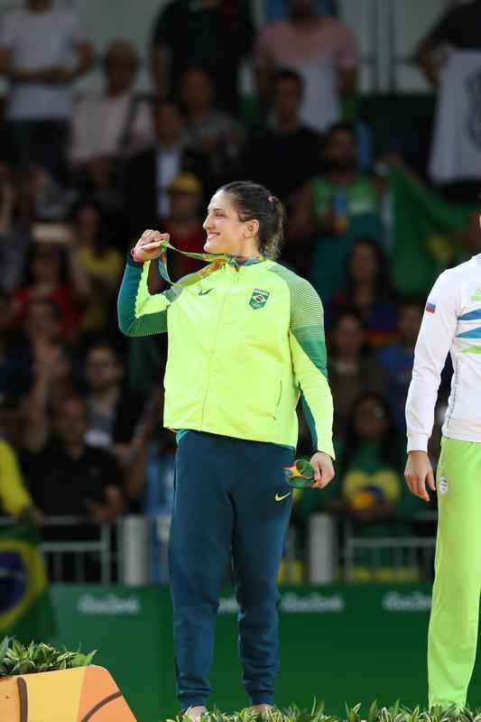 Judoca brasileira comemora no pdio armado na Arena Carioca 2