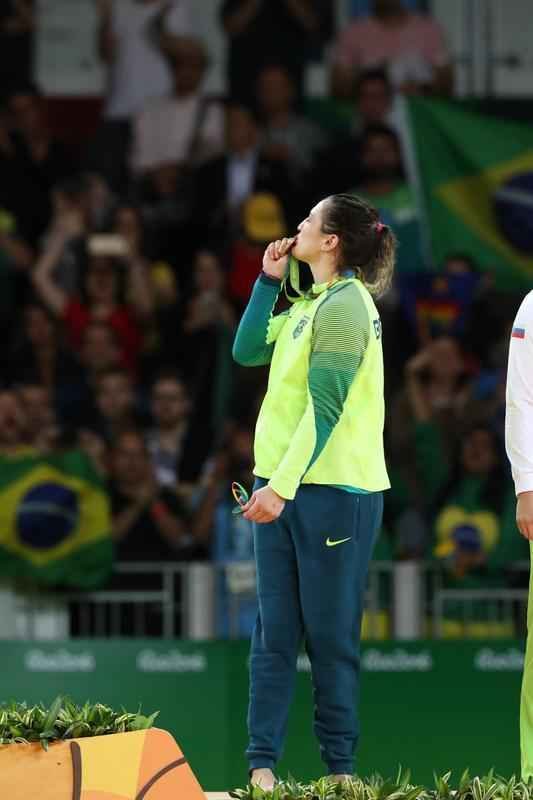 Judoca brasileira comemora no pdio armado na Arena Carioca 2