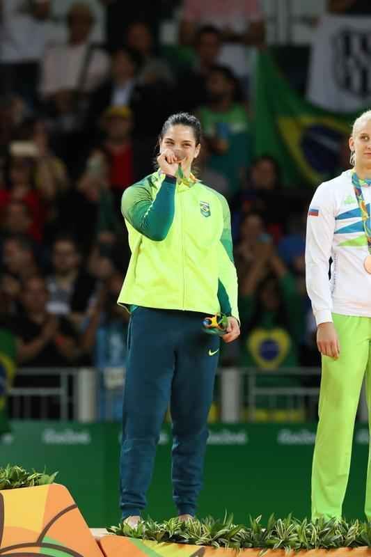 Judoca brasileira comemora no pdio armado na Arena Carioca 2