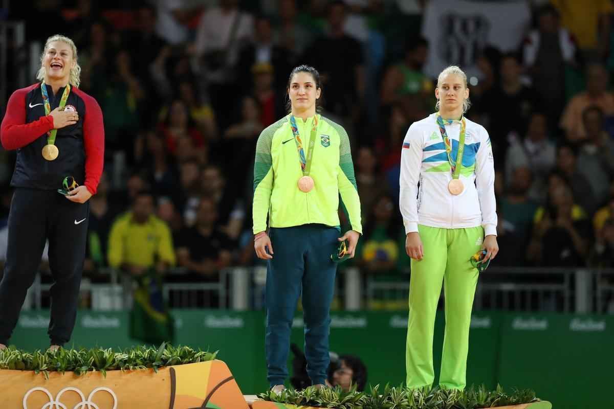 Judoca brasileira comemora no pdio armado na Arena Carioca 2