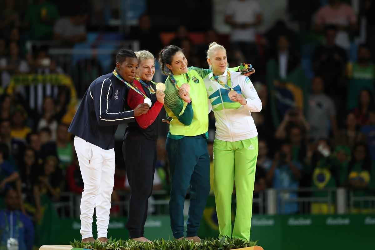 Judoca brasileira comemora no pdio armado na Arena Carioca 2