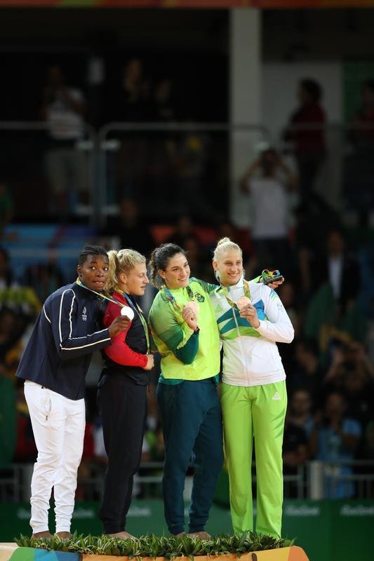 Judoca brasileira comemora no pdio armado na Arena Carioca 2