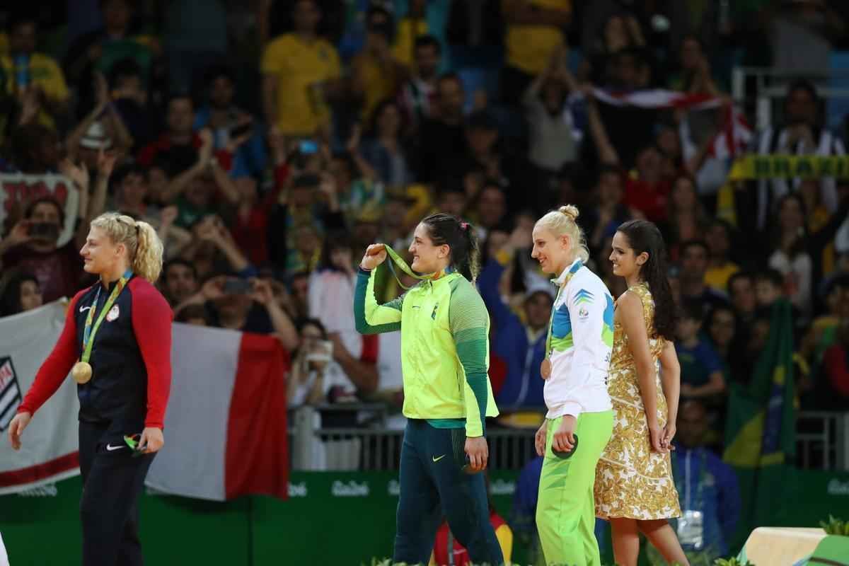 Judoca brasileira comemora no pdio armado na Arena Carioca 2