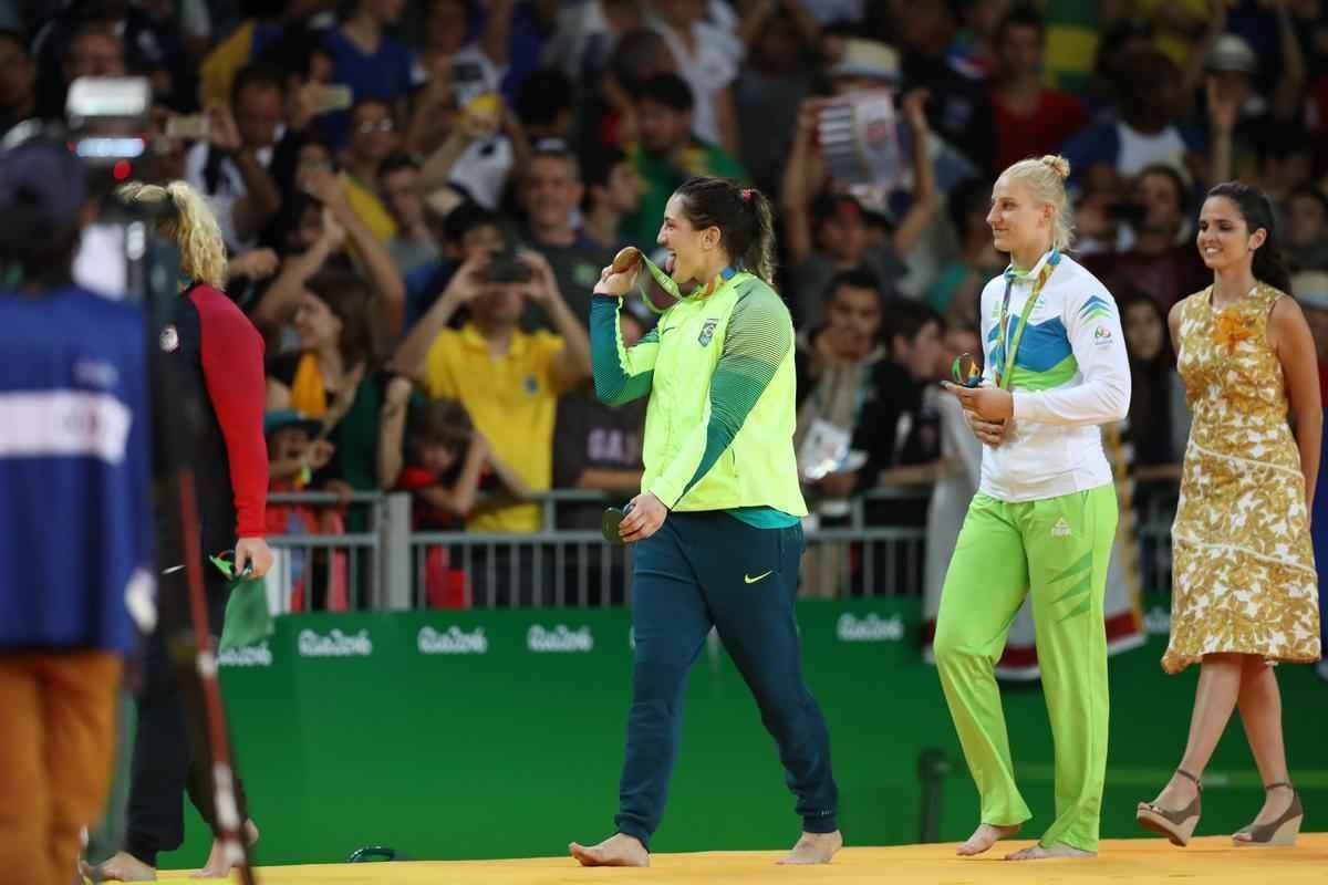 Judoca brasileira comemora no pdio armado na Arena Carioca 2