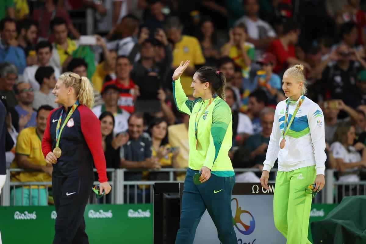 Judoca brasileira comemora no pdio armado na Arena Carioca 2