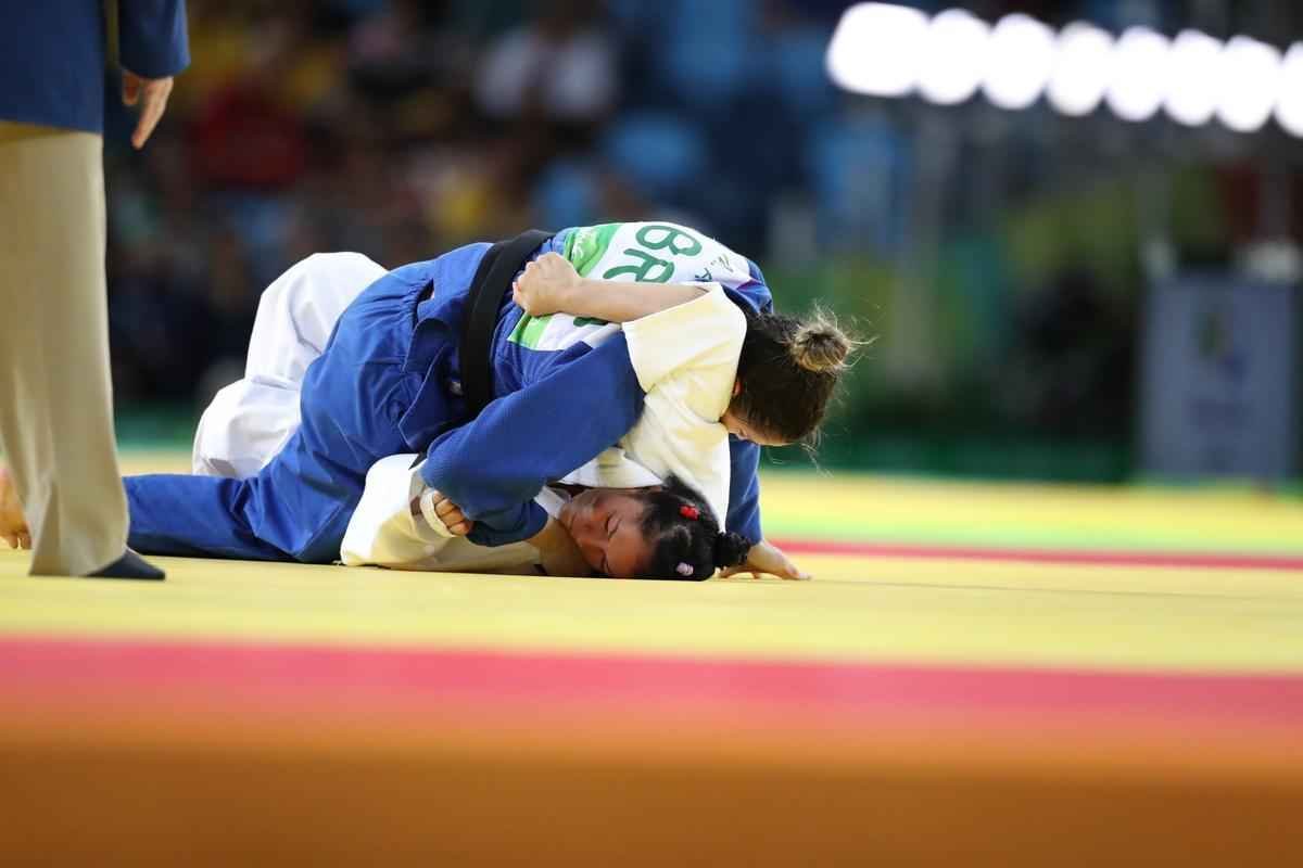 Apoiada pela torcida, judoca brasileira Mayra Aguiar derrotou Yalennis Castillo
