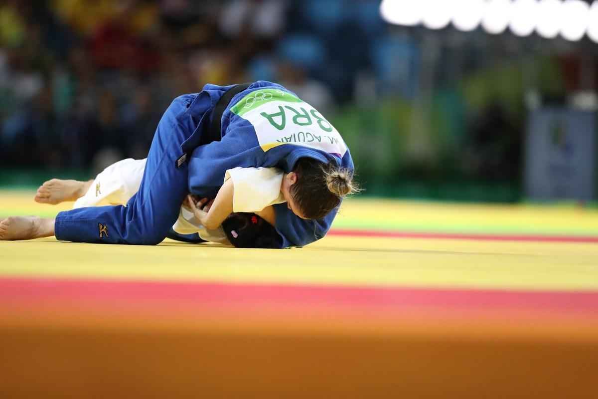 Apoiada pela torcida, judoca brasileira Mayra Aguiar derrotou Yalennis Castillo
