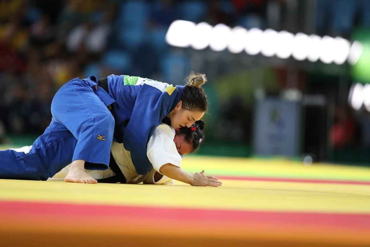 Apoiada pela torcida, judoca brasileira Mayra Aguiar derrotou Yalennis Castillo