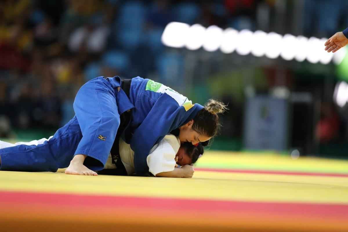 Apoiada pela torcida, judoca brasileira Mayra Aguiar derrotou Yalennis Castillo