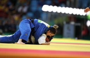 Apoiada pela torcida, judoca brasileira Mayra Aguiar derrotou Yalennis Castillo