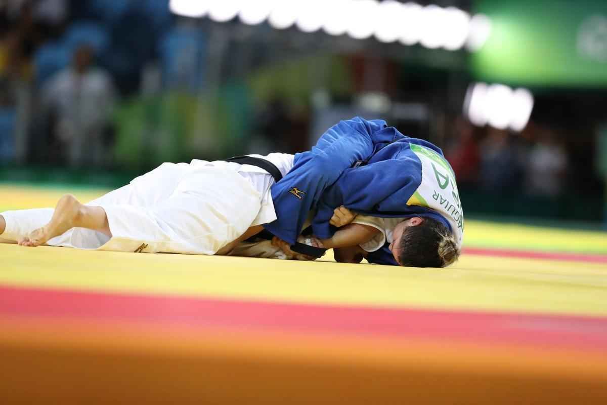 Apoiada pela torcida, judoca brasileira Mayra Aguiar derrotou Yalennis Castillo