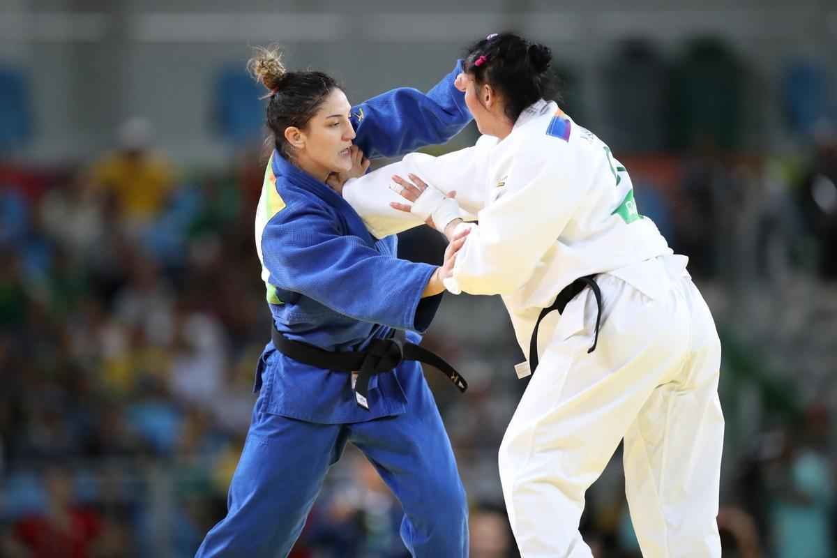 Apoiada pela torcida, judoca brasileira Mayra Aguiar derrotou Yalennis Castillo
