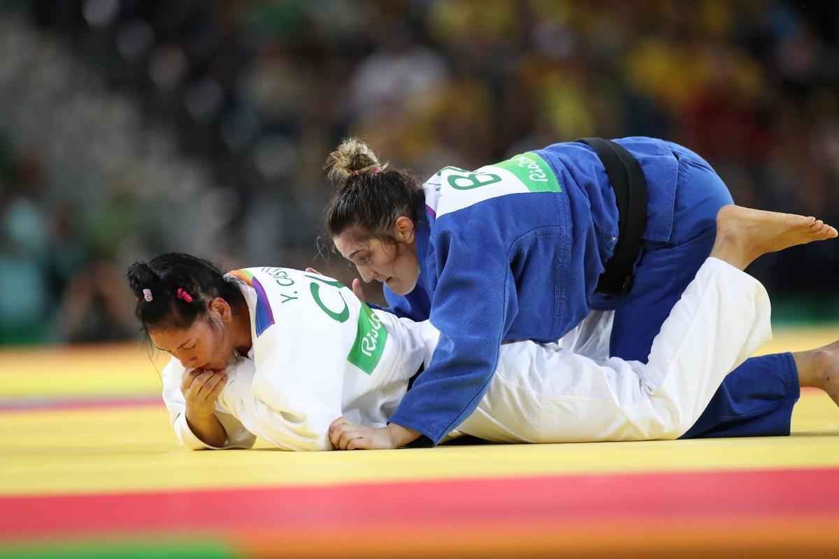 Apoiada pela torcida, judoca brasileira Mayra Aguiar derrotou Yalennis Castillo
