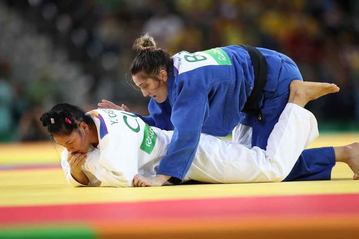 Apoiada pela torcida, judoca brasileira Mayra Aguiar derrotou Yalennis Castillo