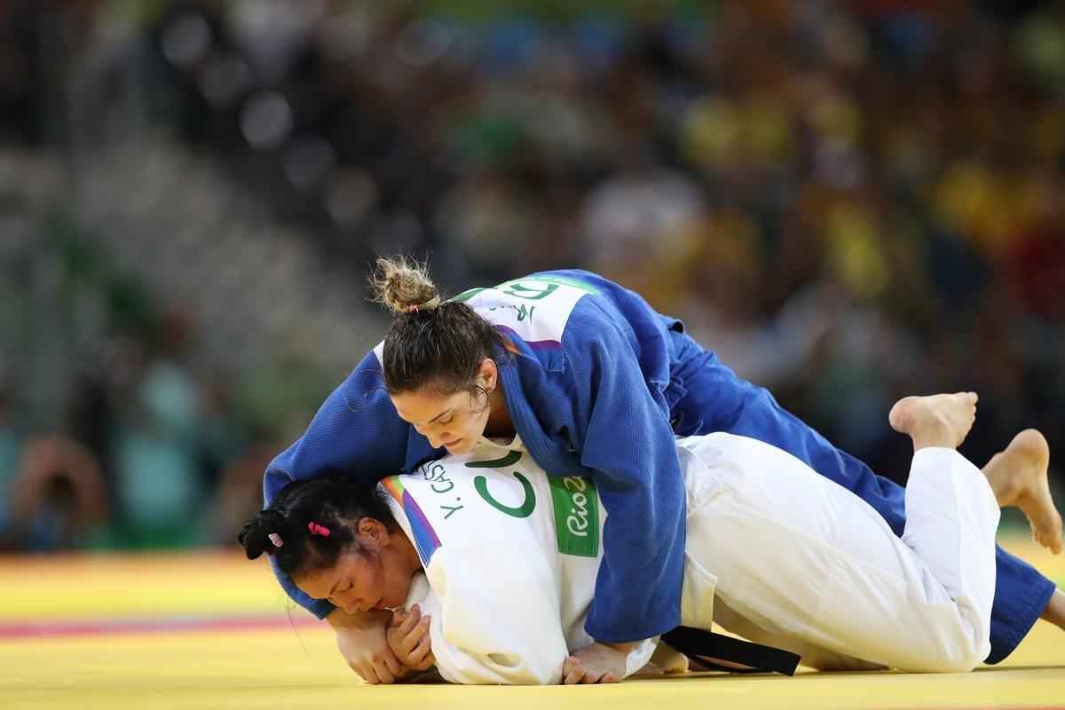 Apoiada pela torcida, judoca brasileira Mayra Aguiar derrotou Yalennis Castillo
