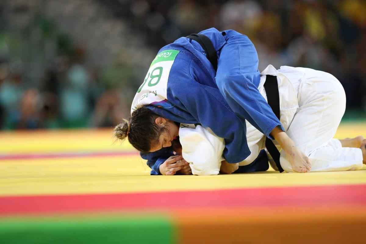 Apoiada pela torcida, judoca brasileira Mayra Aguiar derrotou Yalennis Castillo