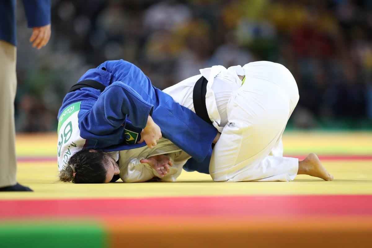 Apoiada pela torcida, judoca brasileira Mayra Aguiar derrotou Yalennis Castillo