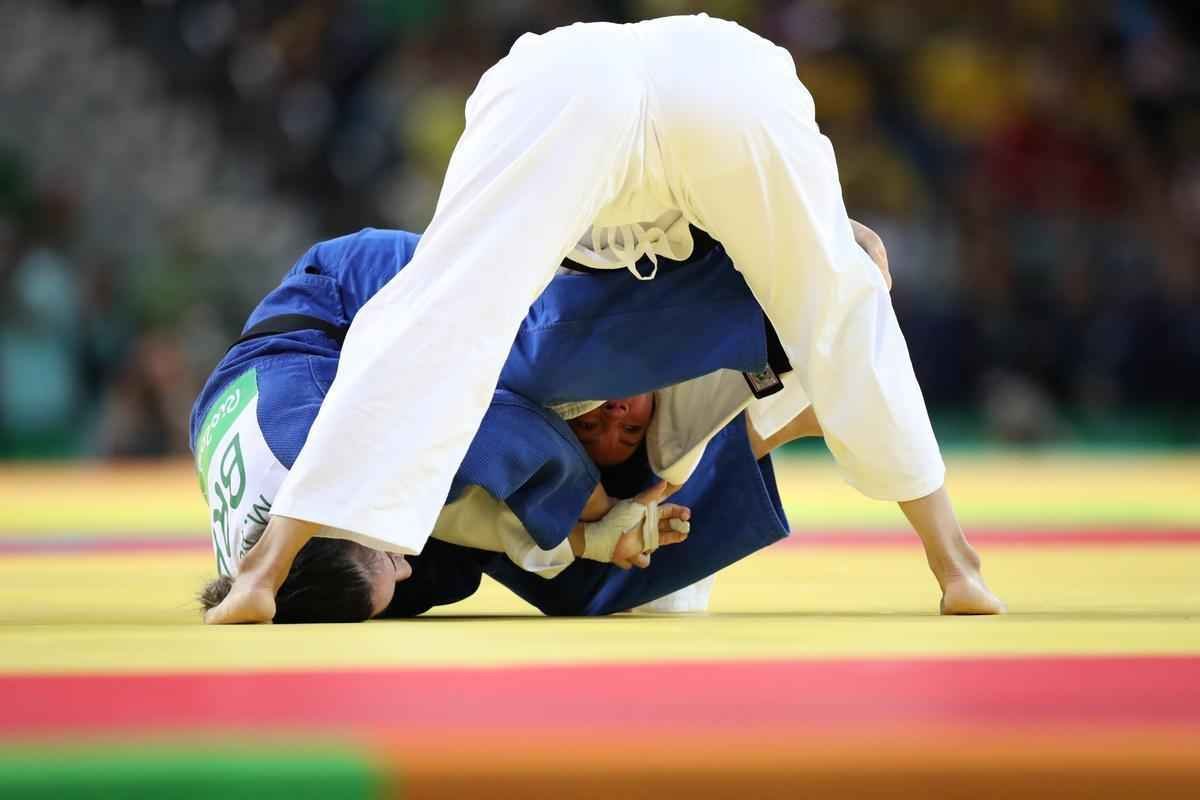 Apoiada pela torcida, judoca brasileira Mayra Aguiar derrotou Yalennis Castillo