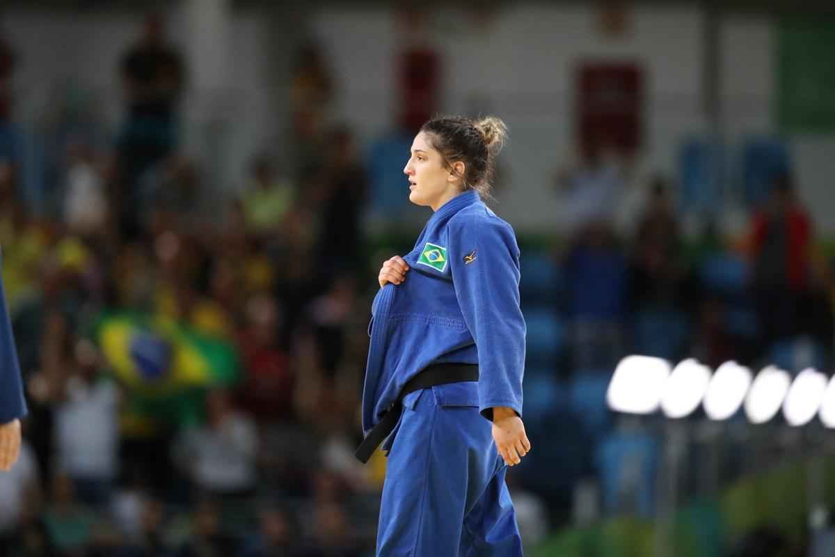 Apoiada pela torcida, judoca brasileira Mayra Aguiar derrotou Yalennis Castillo