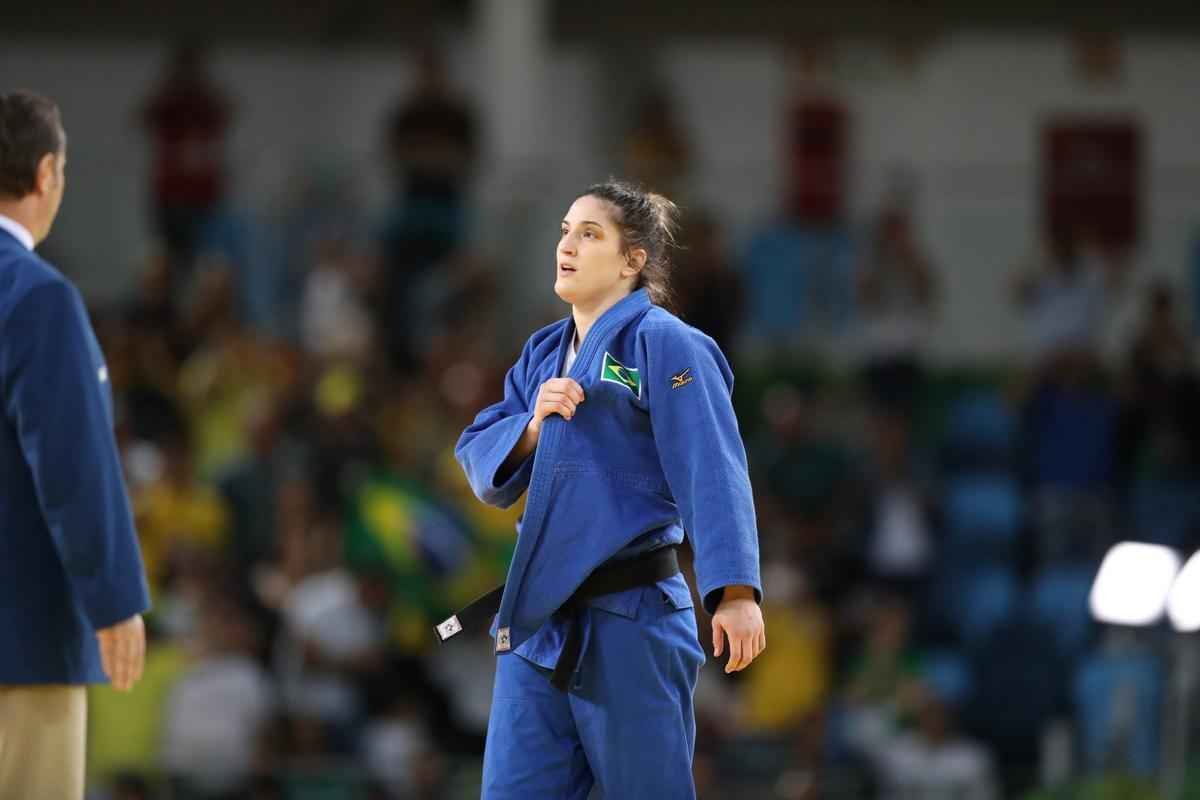 Apoiada pela torcida, judoca brasileira Mayra Aguiar derrotou Yalennis Castillo