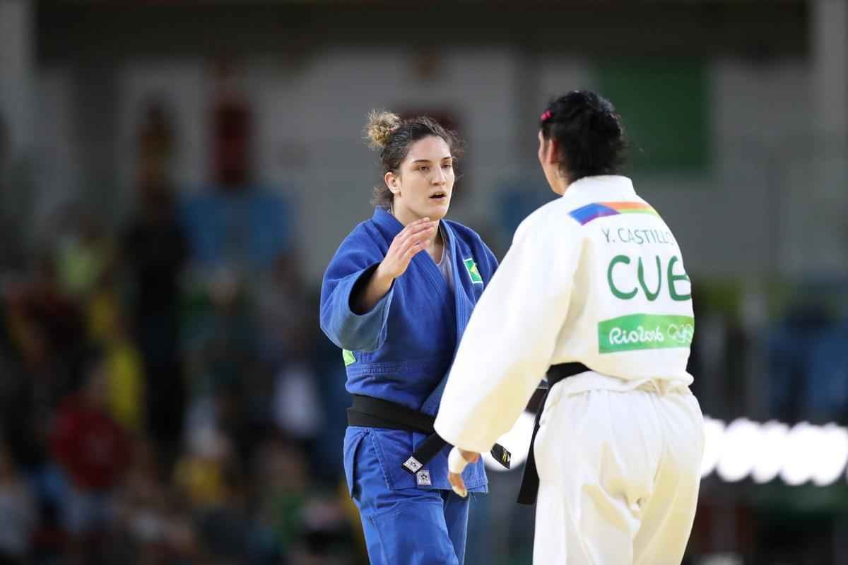 Apoiada pela torcida, judoca brasileira Mayra Aguiar derrotou Yalennis Castillo