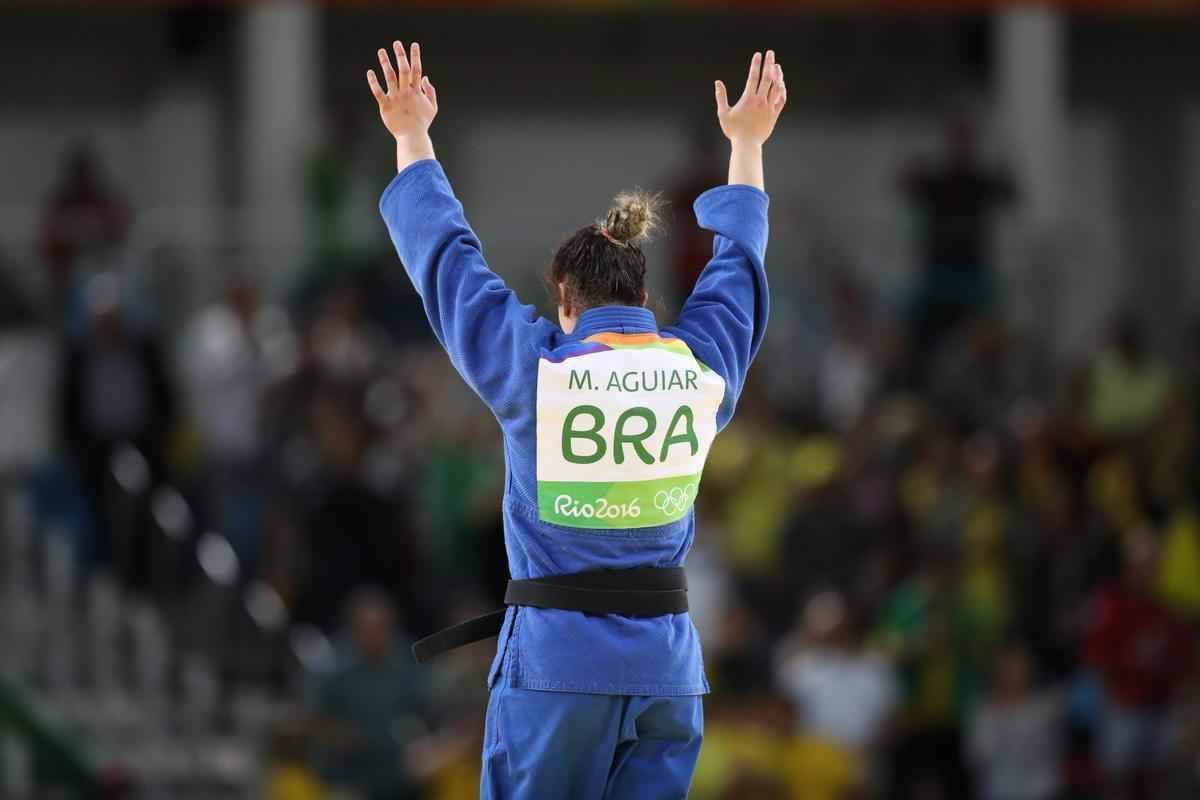 Apoiada pela torcida, judoca brasileira Mayra Aguiar derrotou Yalennis Castillo