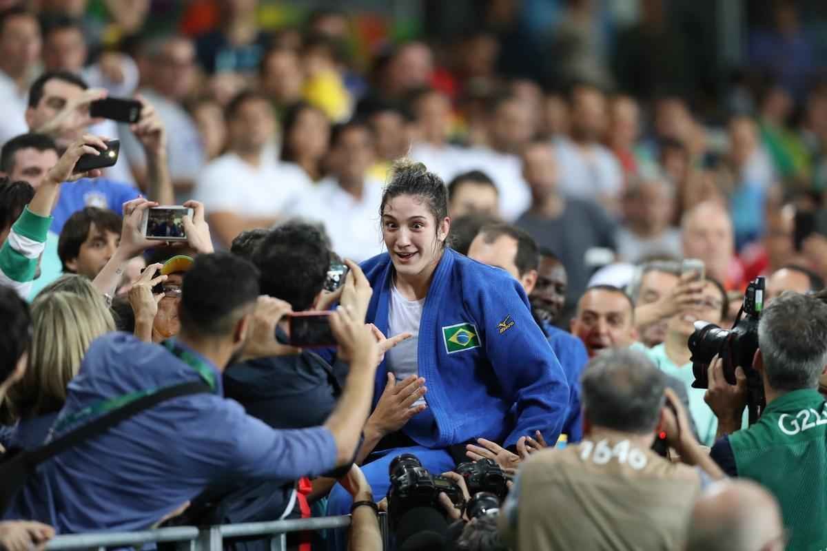 Apoiada pela torcida, judoca brasileira Mayra Aguiar derrotou Yalennis Castillo