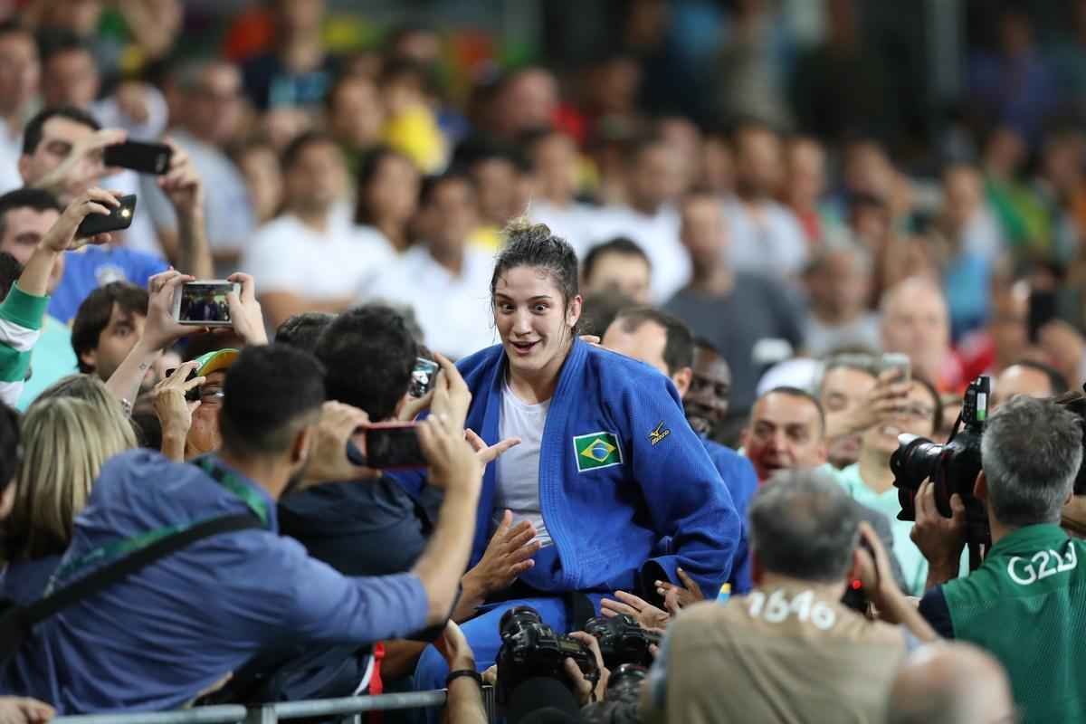 Apoiada pela torcida, judoca brasileira Mayra Aguiar derrotou Yalennis Castillo