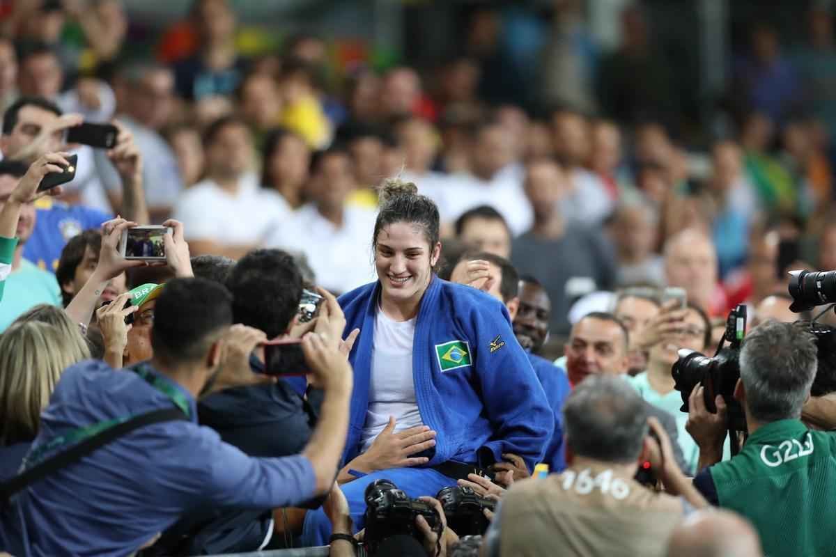 Apoiada pela torcida, judoca brasileira Mayra Aguiar derrotou Yalennis Castillo