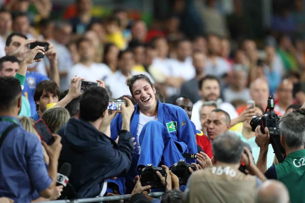 Apoiada pela torcida, judoca brasileira Mayra Aguiar derrotou Yalennis Castillo