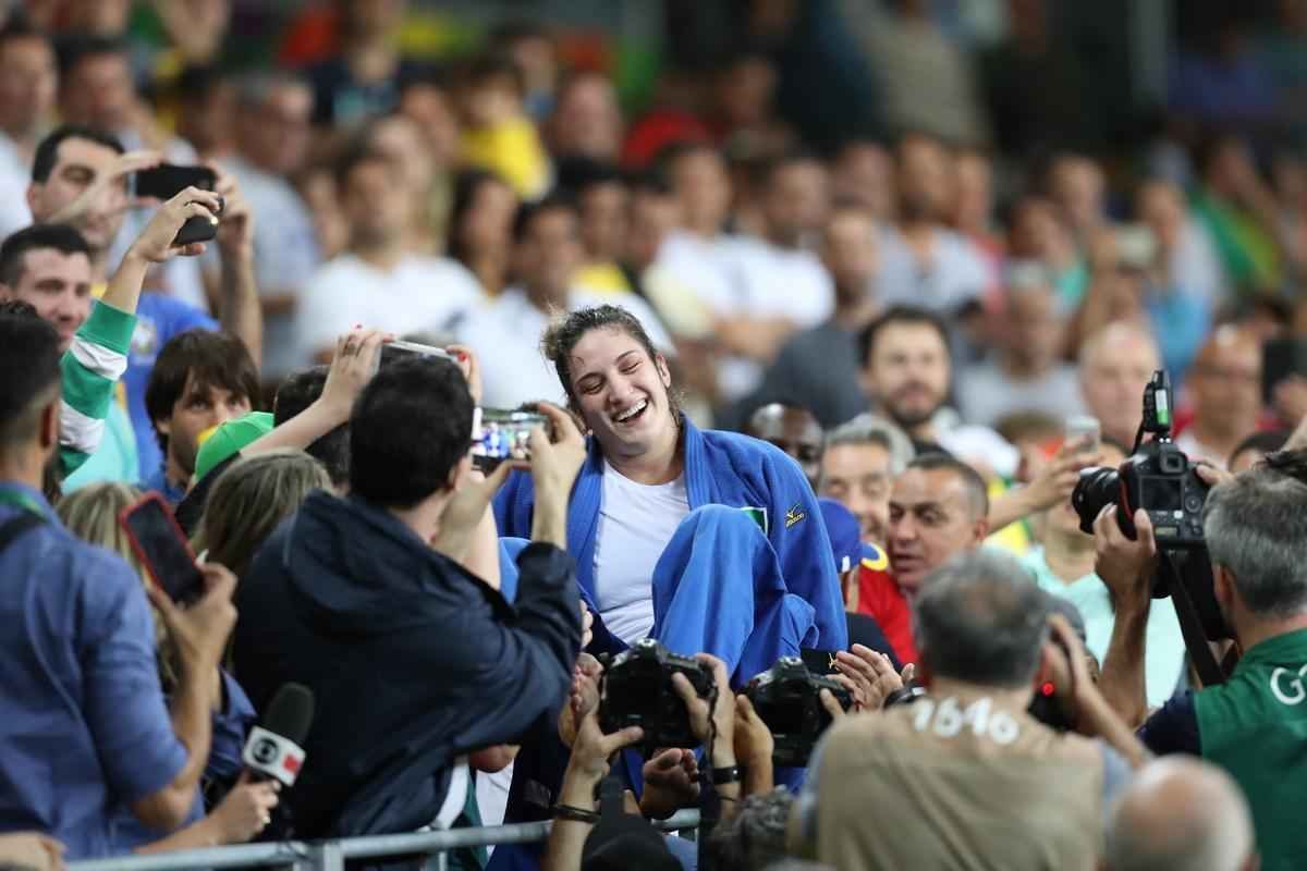Apoiada pela torcida, judoca brasileira Mayra Aguiar derrotou Yalennis Castillo