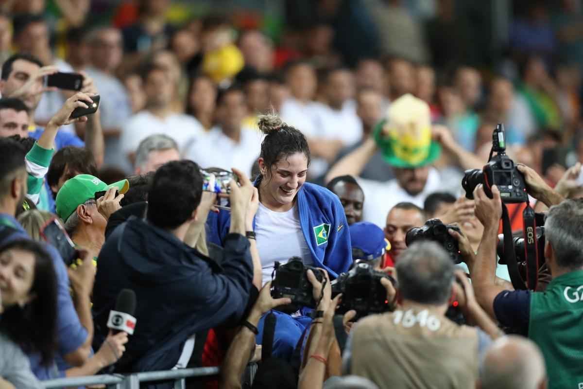 Apoiada pela torcida, judoca brasileira Mayra Aguiar derrotou Yalennis Castillo