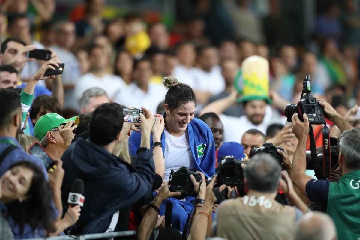 Apoiada pela torcida, judoca brasileira Mayra Aguiar derrotou Yalennis Castillo