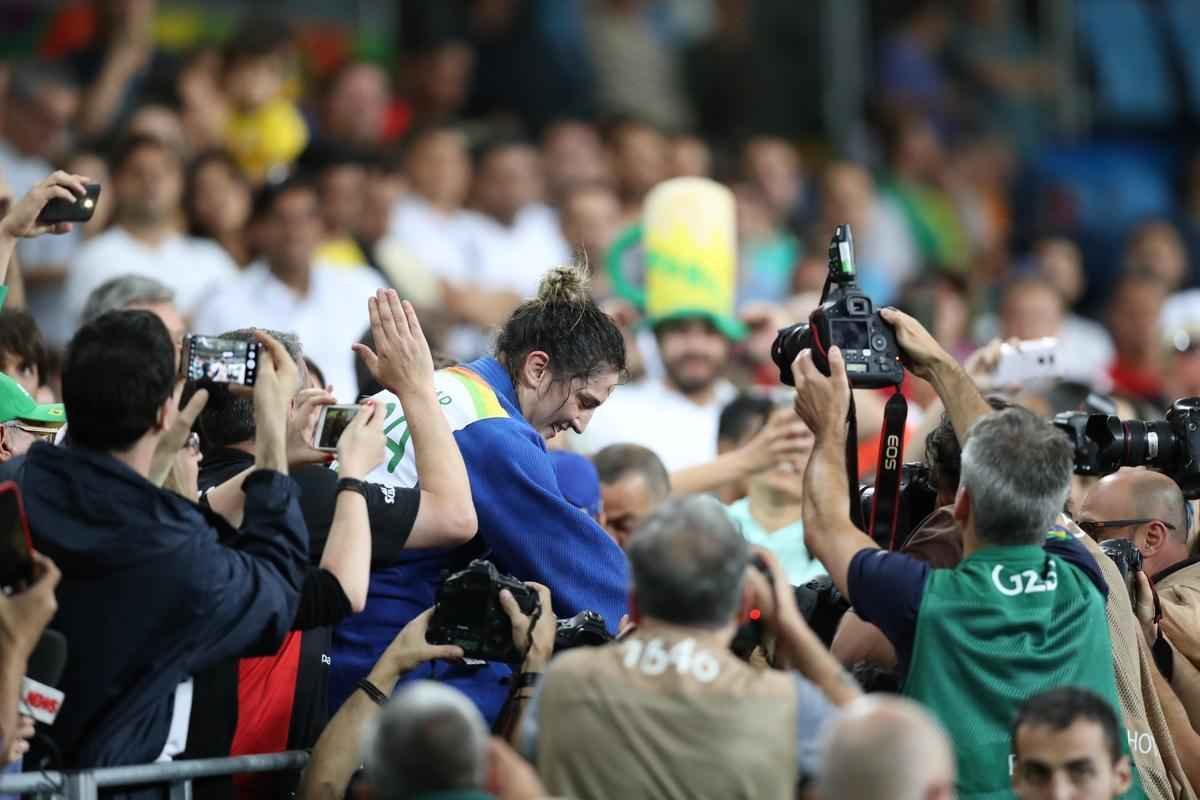 Apoiada pela torcida, judoca brasileira Mayra Aguiar derrotou Yalennis Castillo