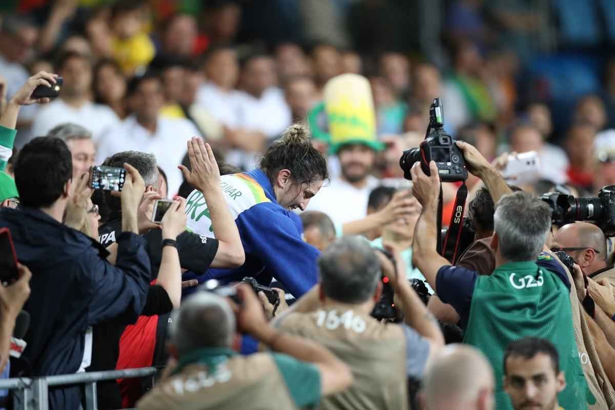 Apoiada pela torcida, judoca brasileira Mayra Aguiar derrotou Yalennis Castillo