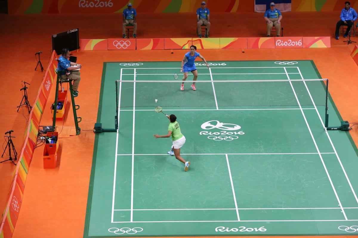 Imagens da derrota da brasileira Lohaynny Vicente para a indiana Saina Nehwal, no Badminton