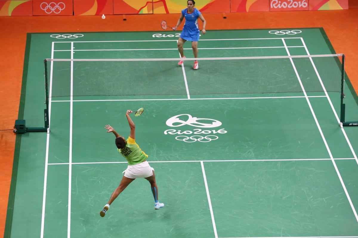 Imagens da derrota da brasileira Lohaynny Vicente para a indiana Saina Nehwal, no Badminton
