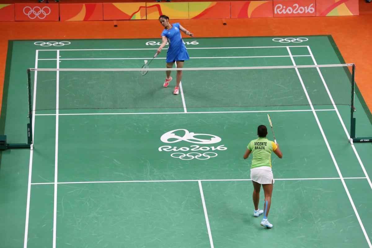 Imagens da derrota da brasileira Lohaynny Vicente para a indiana Saina Nehwal, no Badminton