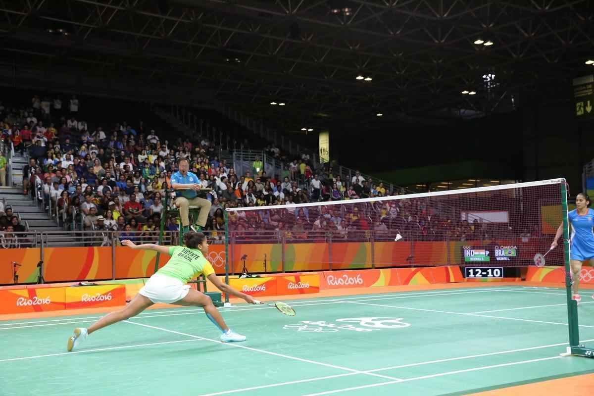 Imagens da derrota da brasileira Lohaynny Vicente para a indiana Saina Nehwal, no Badminton